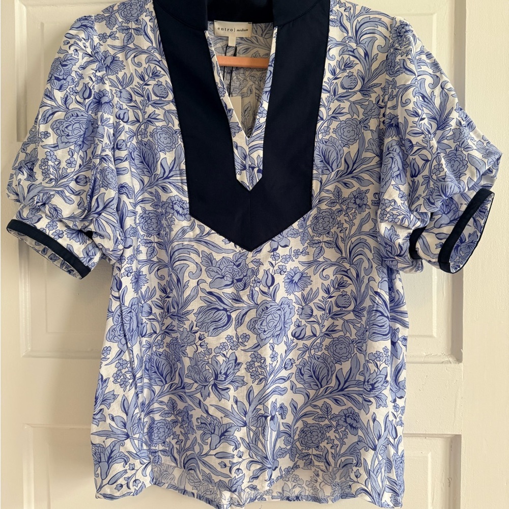entro Blue and White Floral V-Neck top